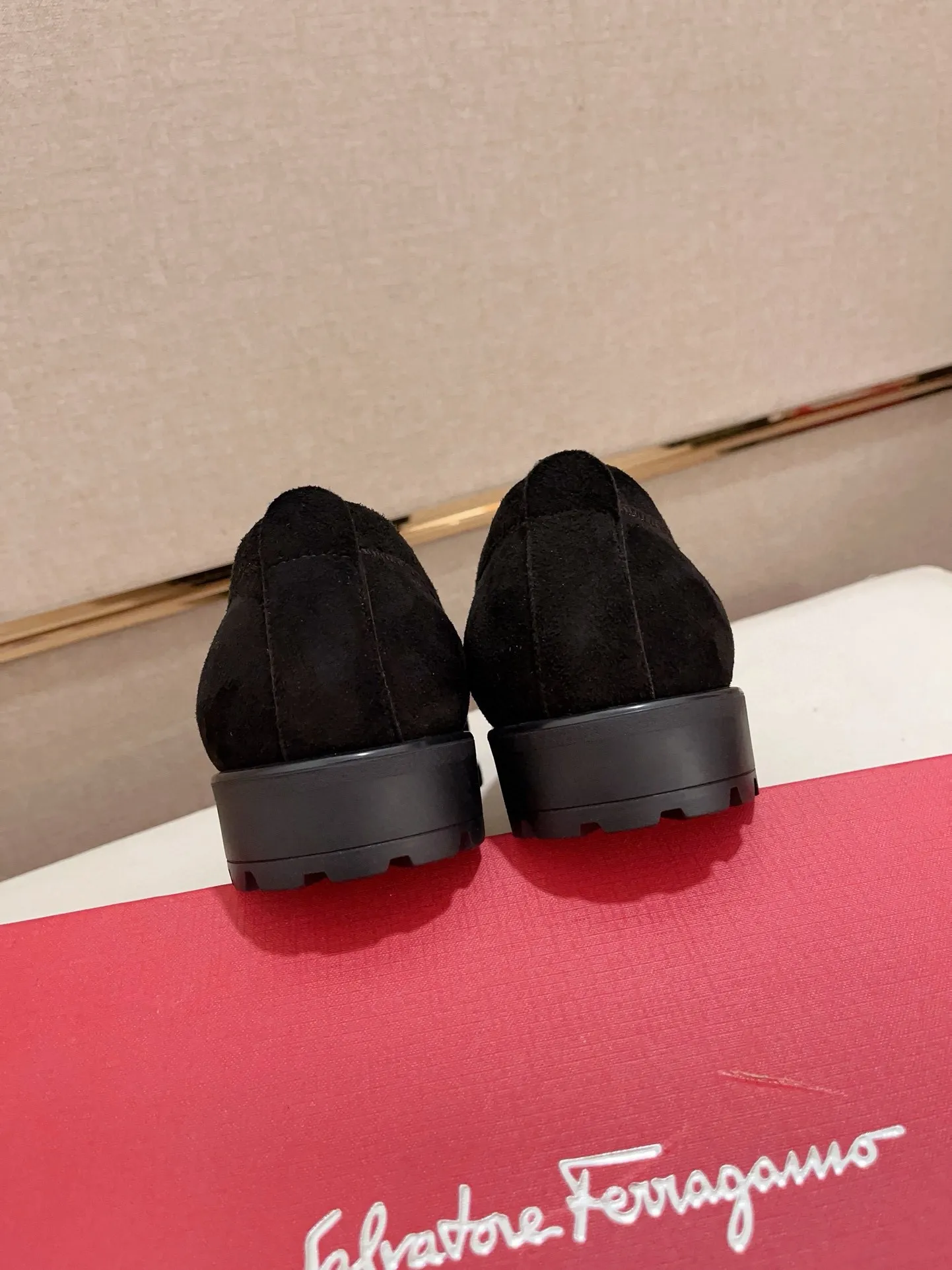 Men's shoes💰: 560💰 High version Ferragamo quality! 🆕🆕Exclusive hot-selling products in stock🔥🔥New products on the shelves, high-quality shoes, high-end driving shoes, with complete packaging! 💪 💪 Material: imported patented cowhide 🐂 + imported high-quality water-dyed cowhide lining + wear-resistant outsole 👍🏻👍🏻 Features: high-end and comfortable, purely handmade 🚀 🚀 Create the perfect shoes that suit you best 🔥 🔥 Size: (38-44) Can be customized 45 non-returnable!